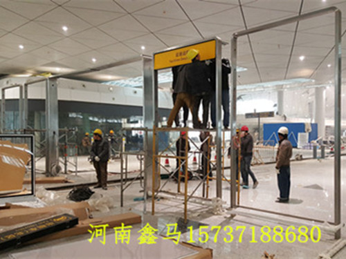 新鄭機場不銹鋼導識牌安裝現(xiàn)場.jpg