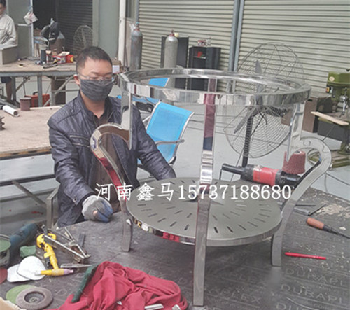 車(chē)間制作不銹鋼工藝品花架.jpg