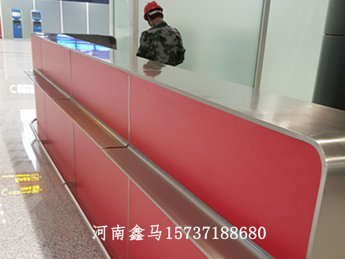 新鄭機場不銹鋼服務臺安裝現(xiàn)場.jpg